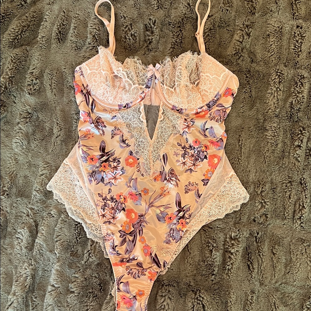Floral Lace Teddy Bodysuit in Blush Apricot size small - Victoria Secret